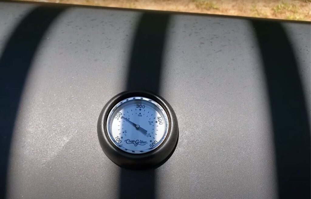 Temperature gauge on the pipe smoker