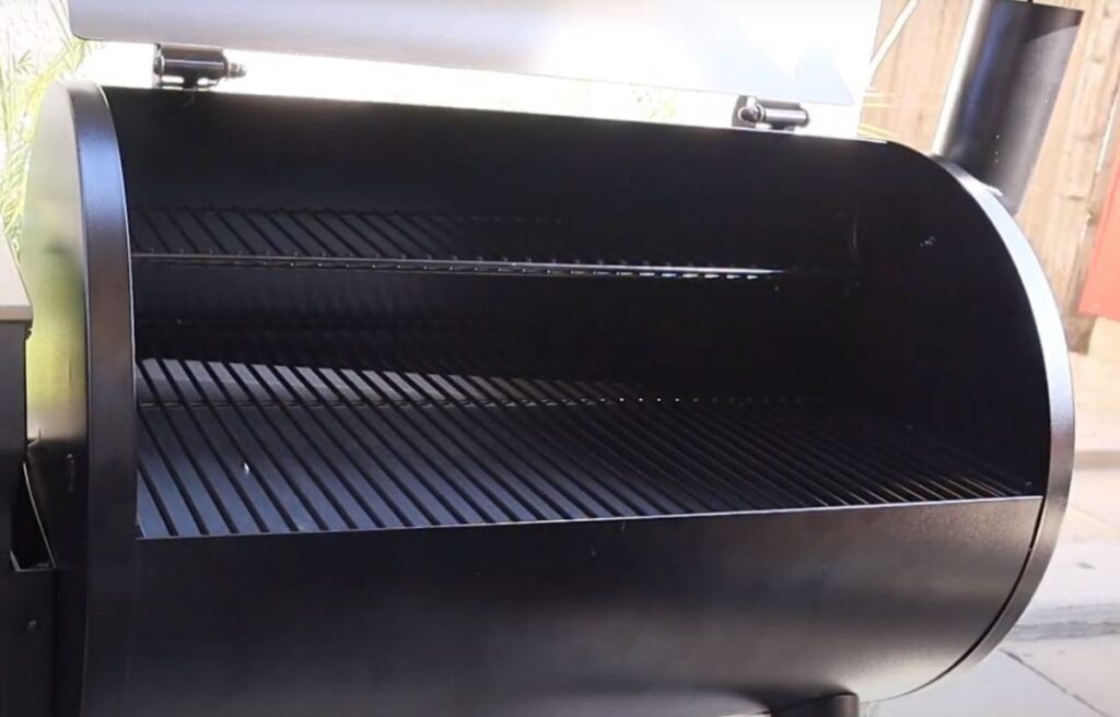 Cooking chamber of Z Grills 7002c