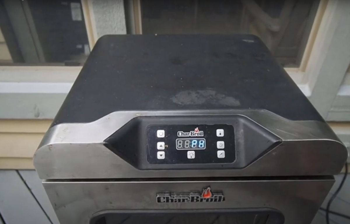 Digital control panel of Char-Broil electric smoker
