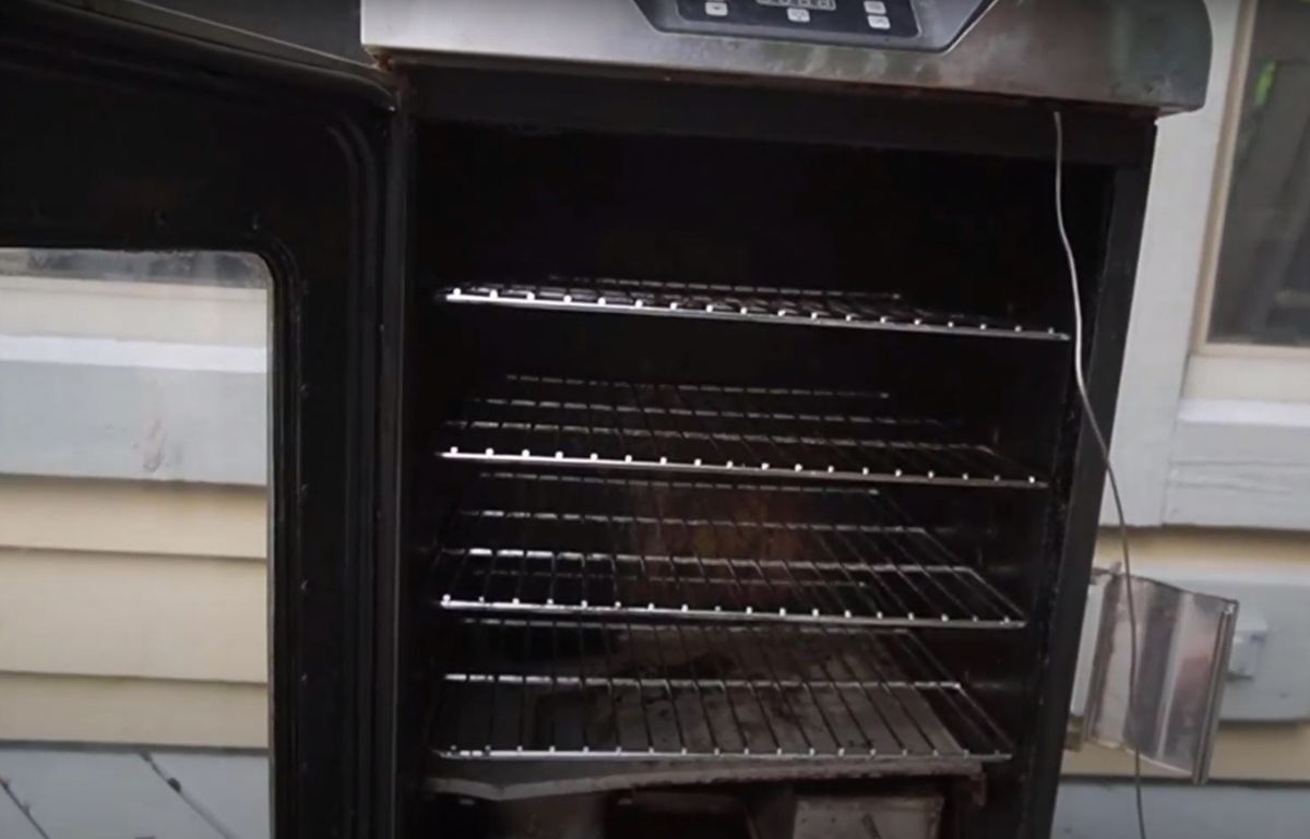 Smoking racks and cooking area of Char-Broil electric smoker