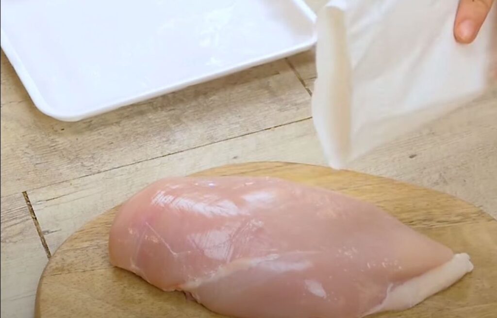 Using paper towel to dry out chicken